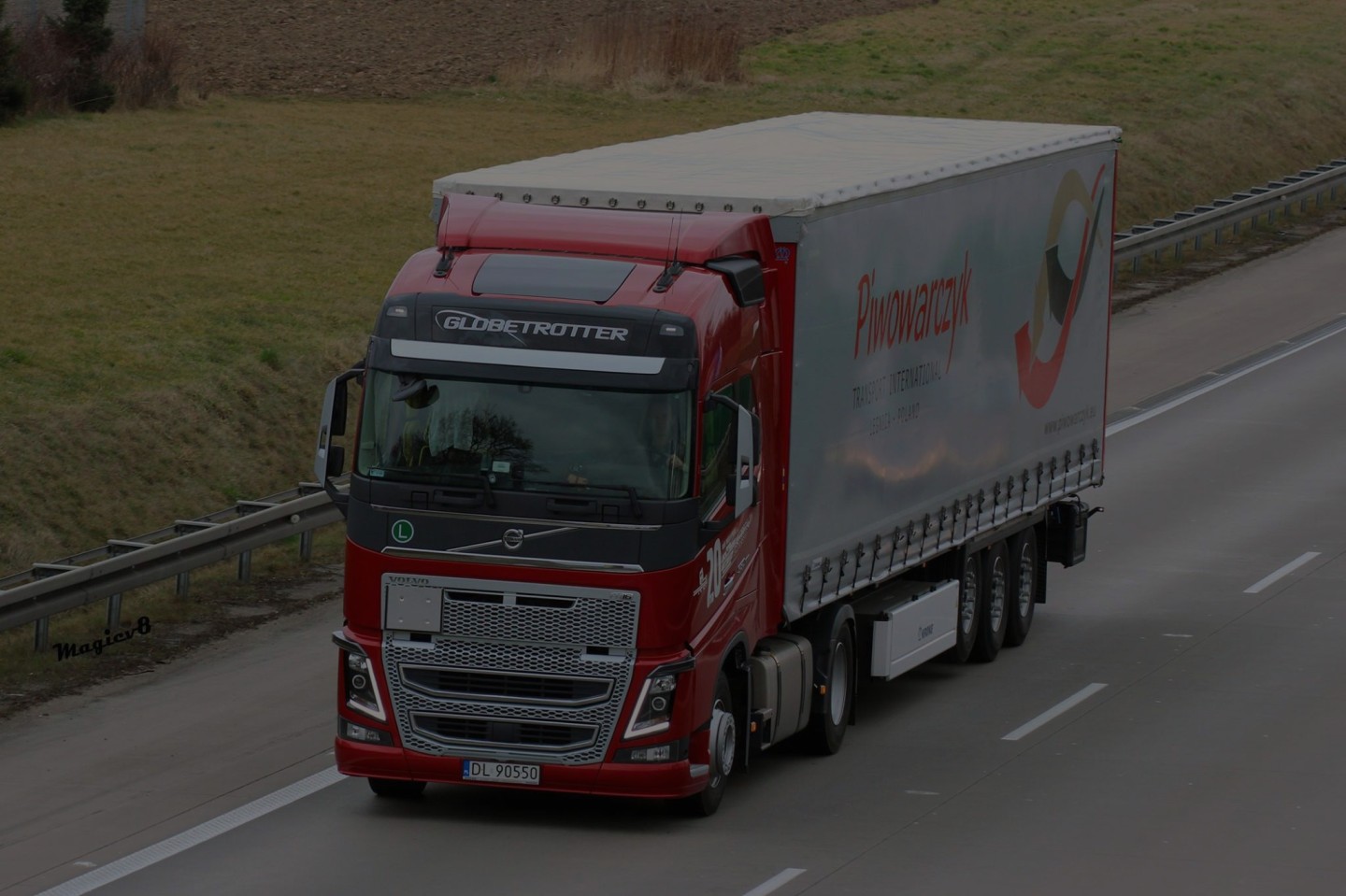 ciężarówka na autostradzie podczas spedycji drogowej